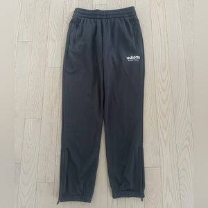 💥Men’s Adidas Basketball Charcoal Joggers Size S/P 
New without tags 🏷️